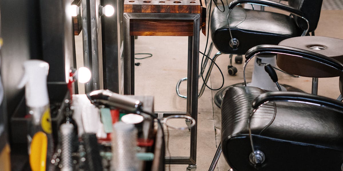 Moderne kapsalon met professionele stoelen en spiegels